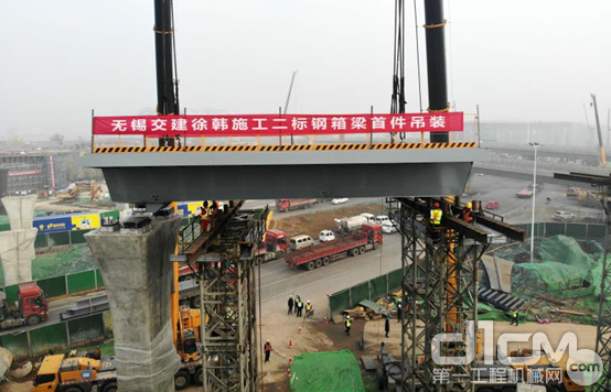兩臺徐工起重機精妙配合完成作業(yè)