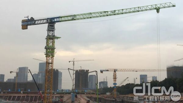 △中聯(lián)重科T2200-80V在廣州恒大足球場(chǎng)現(xiàn)場(chǎng)施工