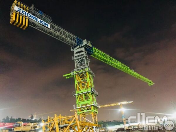 △中聯(lián)重科T2200-80V在廣州恒大足球場現(xiàn)場施工