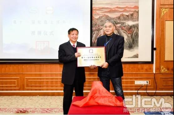 焦生杰會(huì)長(zhǎng)為亞龍筑機(jī)王志興董事長(zhǎng)頒發(fā)輪值主席單位牌匾 
