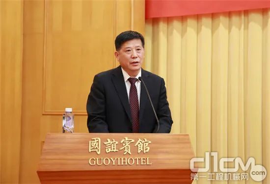 嚴(yán)建國作為先進(jìn)個(gè)人代表做大會(huì)發(fā)言