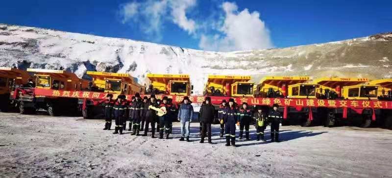 同力重工與福建新華都15臺非公路寬體自卸車完成交付 