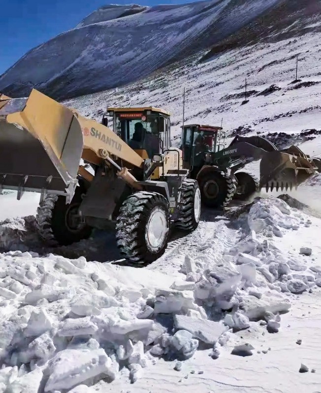 山推裝載機(jī)助力西藏阿里公路積雪清理 