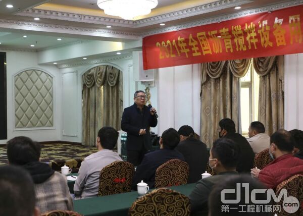 張鐵教授向?qū)W員講授《瀝青混合料攪拌設(shè)備管理》