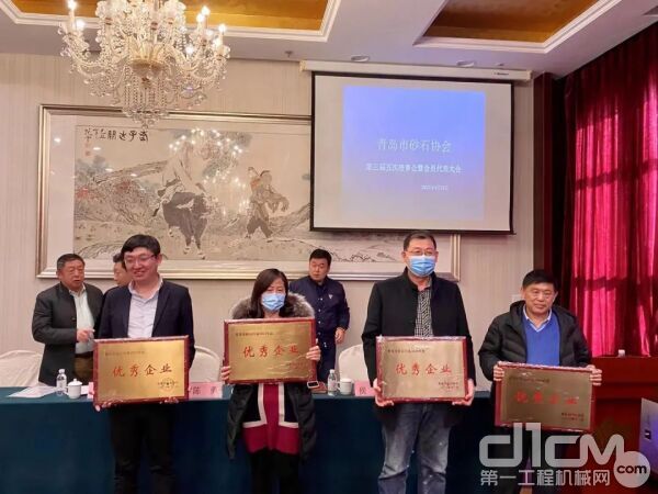 雷沃榮獲“青島市2020年度砂石行業(yè)先進(jìn)企業(yè)”稱號(hào)