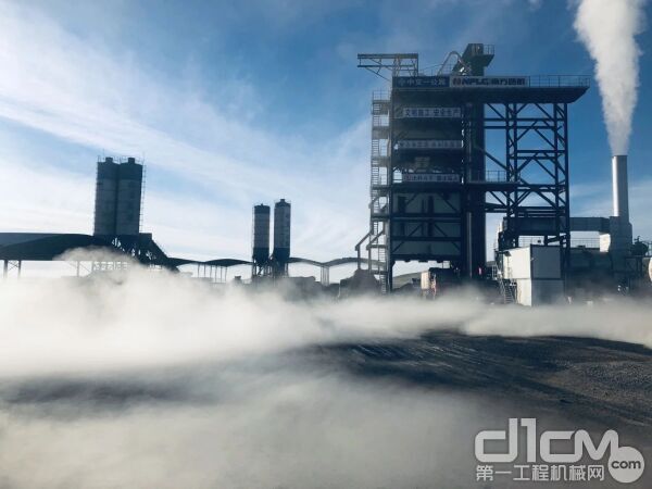 △LNG撬裝設(shè)備工作，場(chǎng)地霧氣繚繞