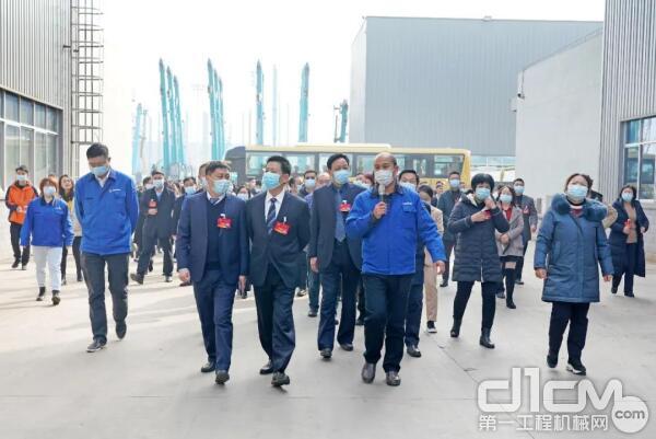 政協(xié)長沙縣第九屆委員會第六次會議的政協(xié)委員考察山河智能 