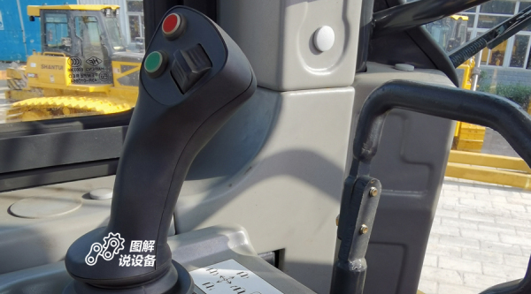 左側(cè)為行走電控手柄