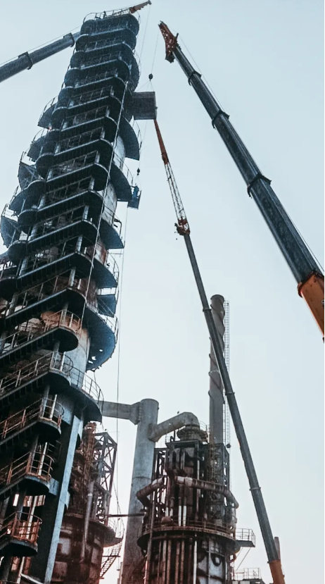 在拆吊廢舊化工設(shè)備時(shí)，起重機(jī)的穩(wěn)定性也很重要