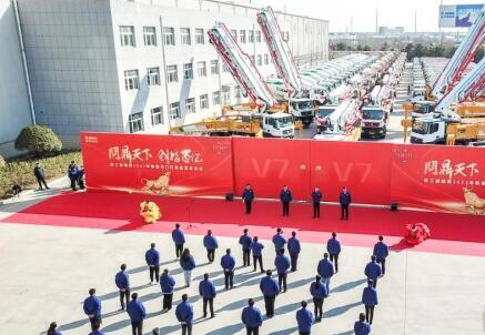 徐工V7系列上百臺混凝土<a  data-cke-saved-href=http://product.d1cm.com/bengche/ href=http://product.d1cm.com/bengche/ target=_blank>泵車</a>、<a  data-cke-saved-href=http://product.d1cm.com/chezaibeng/ href=http://product.d1cm.com/chezaibeng/ target=_blank>車載泵</a>和近千臺輕量化攪拌車交機