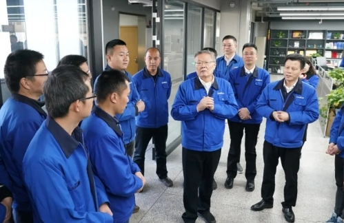 何清華帶領高管團隊來到各職能部門、事業(yè)部和子公司，走訪慰問干部員工