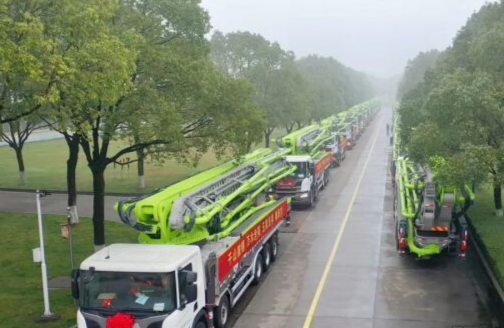 ▲中聯(lián)重科混凝土泵車從麓谷工業(yè)園緩緩駛出