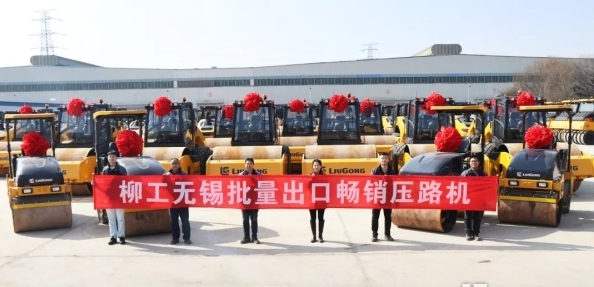 柳工<a  data-cke-saved-href=http://product.d1cm.com/danganglun/ href=http://product.d1cm.com/danganglun/ target=_blank>壓路機(jī)</a>批量出口