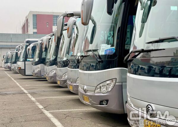 今年共有約370輛搭載玉柴發(fā)動(dòng)機(jī)的客車參與全國(guó)兩會(huì)服務(wù)