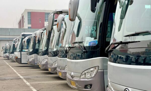 今年共有約370輛搭載玉柴發(fā)動(dòng)機(jī)的客車參與全國兩會(huì)服務(wù)