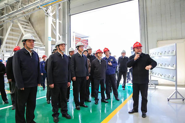徐州市委書記周鐵根來到徐工調(diào)研