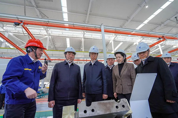 徐州市委書記周鐵根來到徐工調(diào)研