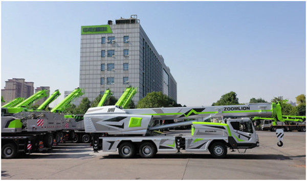 中聯(lián)重科研制的全球首臺純電動汽車起重機