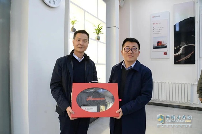 東風(fēng)商用車劉翼向高榮芝贈(zèng)送了東風(fēng)商用車車模