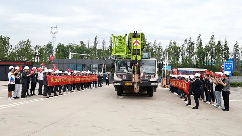 中聯(lián)重科ZCC13000超大型履帶起重機(jī)開(kāi)進(jìn)長(zhǎng)沙國(guó)際會(huì)展中心