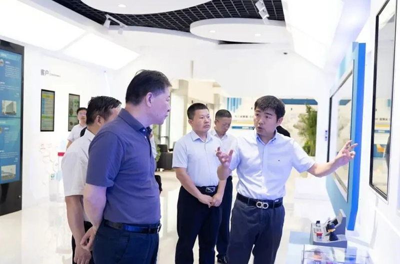 徐州市副市長高圣華至徐工漢云調(diào)研工業(yè)互聯(lián)網(wǎng)實(shí)施成果