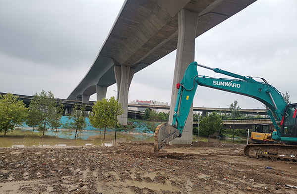 山河智能挖掘機(jī)清理下水溝渠