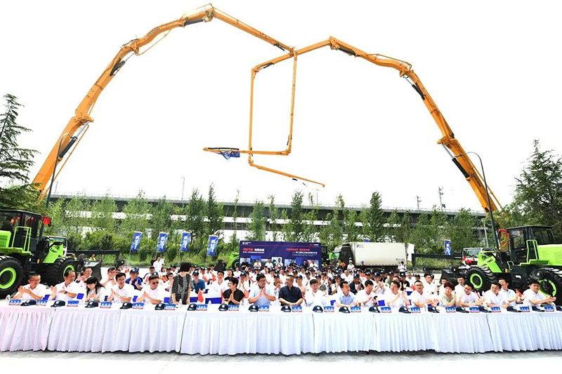 柳工電動裝載機、混凝土設(shè)備批量交付儀式