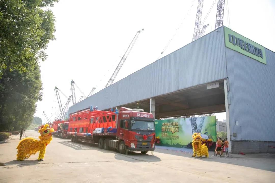 中聯(lián)重科2000噸級履帶式起重機(jī)ZCC32000發(fā)往土耳其